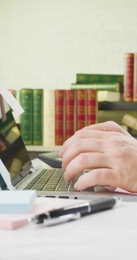 Yakın plan - ofisteki bir adam dizüstü bilgisayar ve dokunmatik ped ile çalışır. Modern ofis.