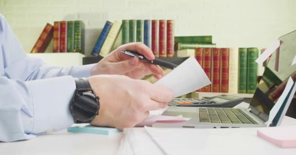 Biuro - człowiek czyta dokumenty, kruszy dokumenty i wyrzuca je. Nerwy i przepracowanie. — Wideo stockowe