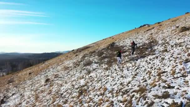 空中ビュー-中年のカップルは冬の山の中でハイキングに行く. — ストック動画