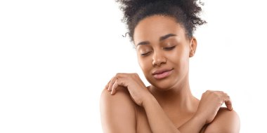 35 yaşında, Afro-Amerikan kadın. Gözleri kapalı, beyaz arka plana bakıyor..