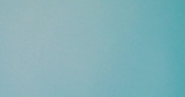 Unutma, seni seviyorum. Erkek eli bir hatırlatma çıkartması yapıştırıyor..