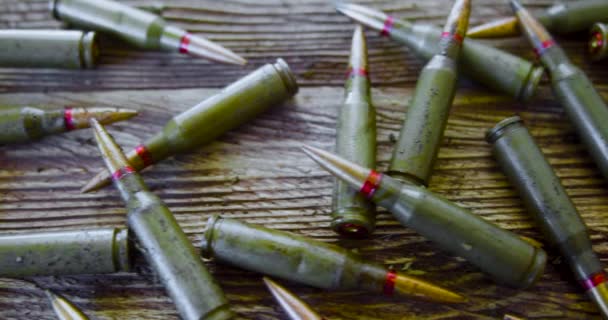 Ammo - the camera moves along an old wooden table strewn with cartridges. — Stock Video