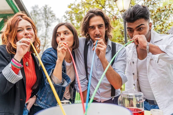 Gruppo Amici Multiculturali Che Divertono Alla Festa Giardino Succhiando Birra — Foto Stock