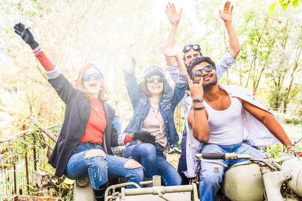 Grupa Najlepszych Przyjaciół Razem Zabawy Jazdy Vintage Motocykl Sidecar Happy — Zdjęcie stockowe