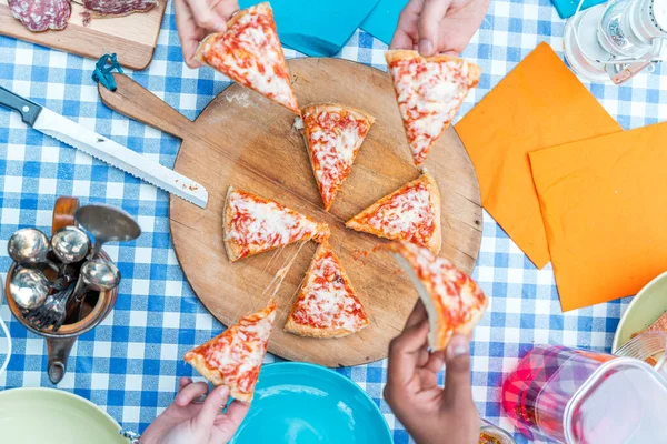Bir Grup Arkadaş Pizza Yiyor Tahta Kesme Tahtasından Pizza Dilimleri — Stok fotoğraf