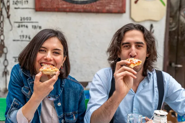Gülümseyen Güzel Çift Dışarıda Pizza Yiyor Kameraya Bakıyor — Stok fotoğraf