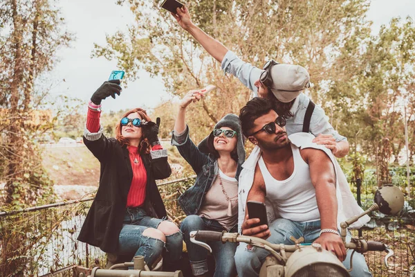 Bir Grup Iyi Arkadaş Sepetli Eski Bir Motosikletle Selfie Çekiyorlar — Stok fotoğraf