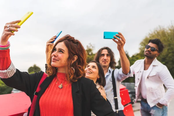 Ομάδα Των Πολυ Πολιτιστικών Καλύτερους Φίλους Λάβει Μια Selfie Έξυπνα — Φωτογραφία Αρχείου