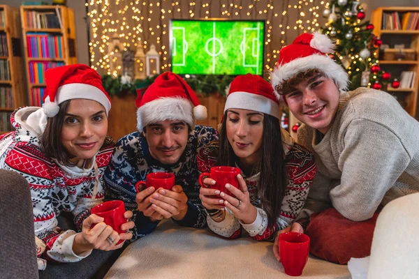 Négy Fiatal Barátból Álló Csoport Pirossal Pirossal Piros Kalapban Karácsonyi — Stock Fotó