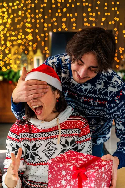 Jovem Bonita Surpreendentemente Recebe Uma Caixa Presente Natal Seu Namorado — Fotografia de Stock