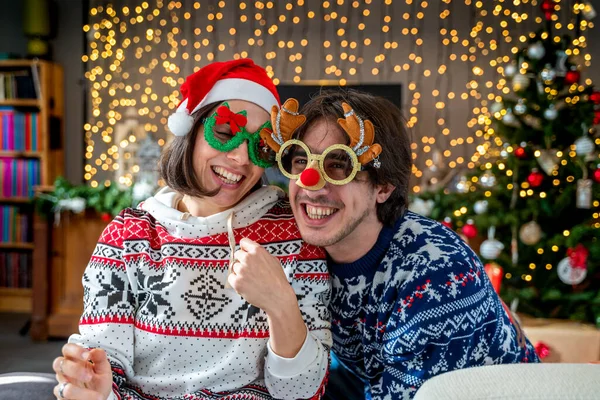 Fiatal Szerelmespár Ünnepli Szórakozás Karácsonykor Szenteste Koncepció Karácsonyi Hangulat — Stock Fotó