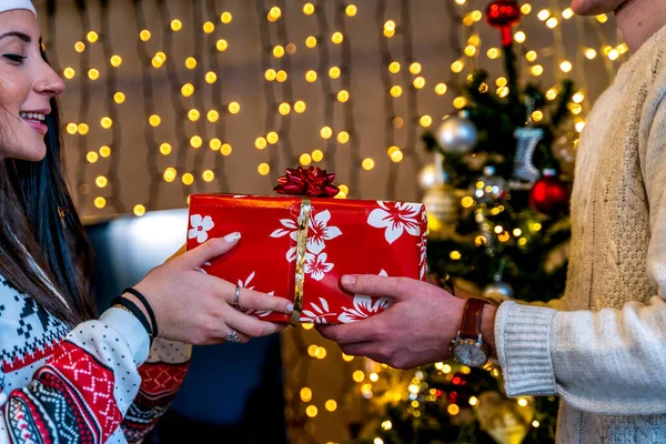 Dois Jovens Amantes Trocam Presentes Natal Noite Santa Conceito Atmosfera — Fotografia de Stock