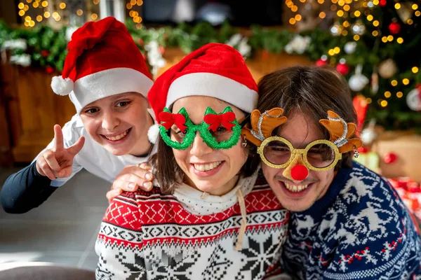 Fiatal Család Otthon Ünnepli Szórakozás Karácsonykor Szenteste Karácsonyi Hangulat Koncepció — Stock Fotó