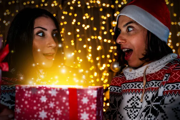 Duas Jovens Mulheres Bonitos São Surpreendidos Abrindo Presente Natal Das — Fotografia de Stock