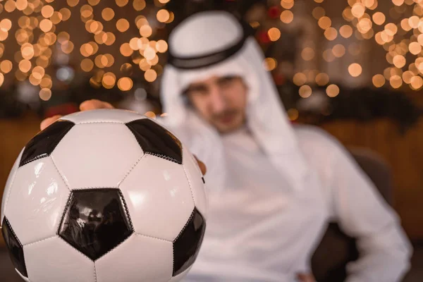 Portret Arabskiego Biznesmena Pokazujący Piłkę Nożną Przed Światłami Koncepcja Mistrzostw — Zdjęcie stockowe