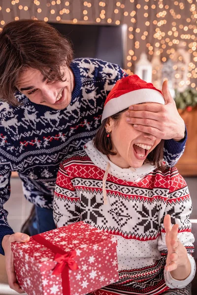 Jovem Bonita Surpreendentemente Recebe Uma Caixa Presente Natal Seu Namorado — Fotografia de Stock