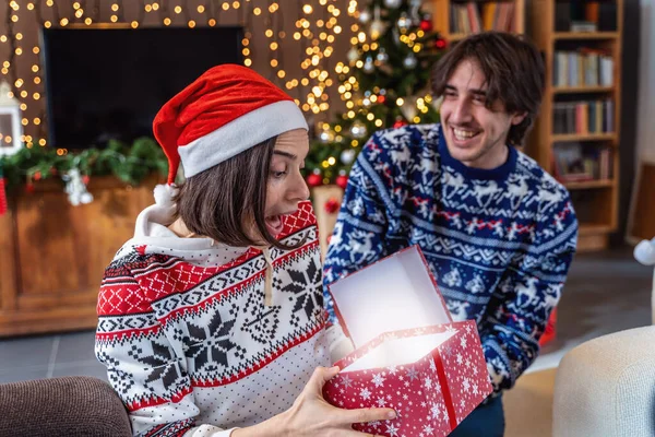 Jovem Bonita Surpreendentemente Recebe Uma Caixa Presente Natal Seu Namorado — Fotografia de Stock