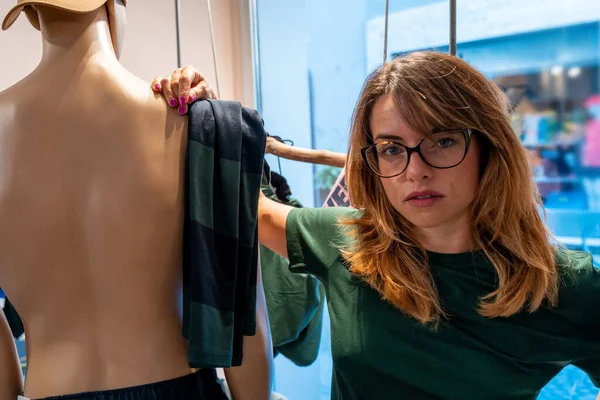 Όμορφη Γυναίκα Δοκιμάζει Ρούχα Ένα Εμπορικό Κέντρο — Φωτογραφία Αρχείου