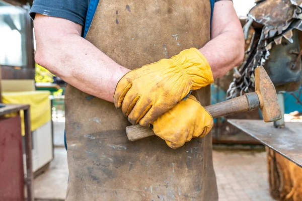 Detalhe Das Mãos Ferreiro Trabalhador Ferro Segura Martelo — Fotografia de Stock