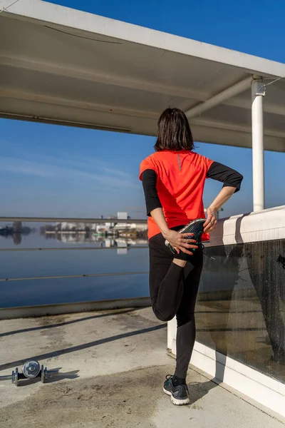 Jovem Atleta Está Fazendo Uma Pausa Alongamento Barco Porto Conceito — Fotografia de Stock