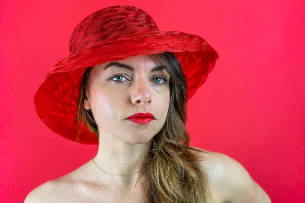 Портрет Милой Молодой Женщины Шляпе Красных Перчатках Красном Фоне Студийный — стоковое фото