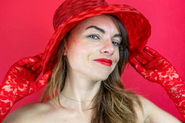Retrato Bonito Jovem Mulher Vestindo Chapéu Luvas Vermelhas Fundo Vermelho — Fotografia de Stock