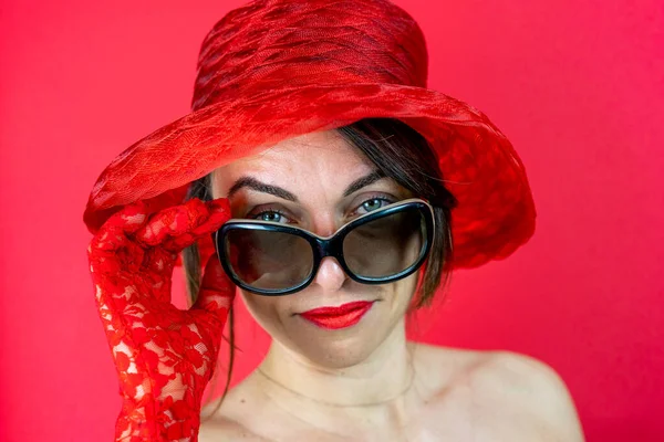 Портрет Милой Молодой Женщины Шляпе Красных Перчатках Красном Фоне Студийный — стоковое фото
