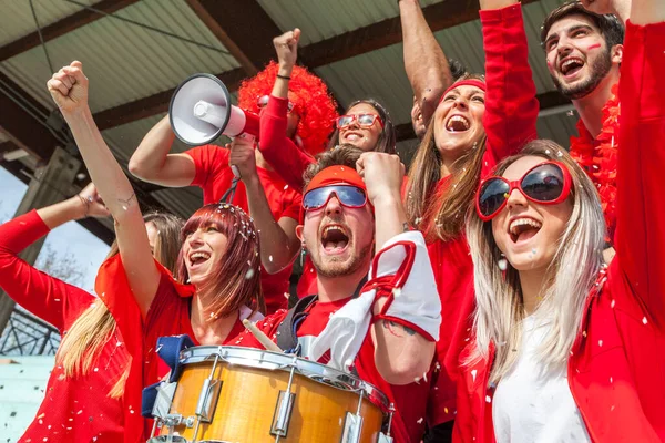 Grupp Fotbollsfans Tittar Ett Idrottsevenemang Montrar Stadion Begreppet Fotboll Mästerskap — Stockfoto