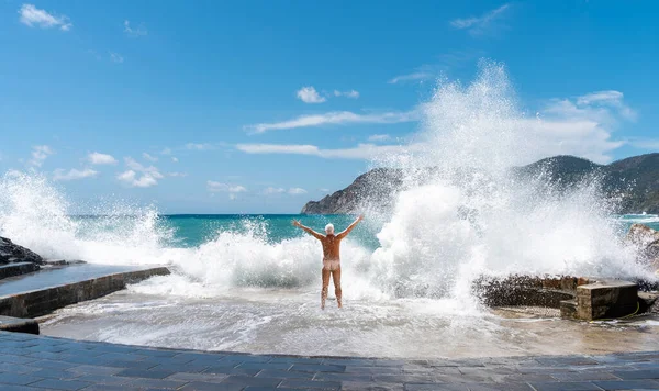 Homem Pelo Mar Verão Está Batendo Por Ondas Gigantescas — Fotografia de Stock