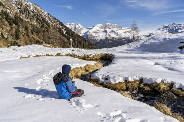 Kvinna Vandrare Slappnar Sitter Snön Toppen Ett Berg — Stockfoto