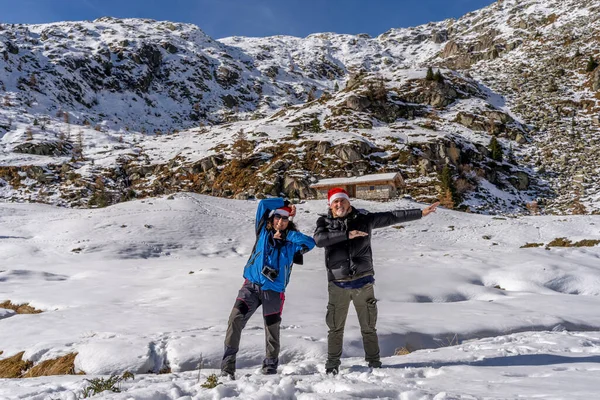 成熟した夫婦は山頂の雪の中で楽しんでいます — ストック写真