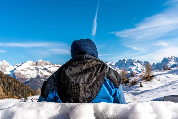 Mujer Excursionista Relaja Sentado Nieve Cima Una Montaña — Foto de Stock