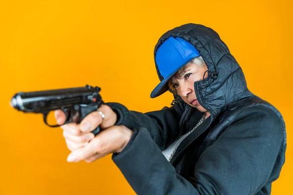 Vtipný Portrét Dospělé Ženy Dáma Střílí Pistole Převlečená Naštvaného Rappera — Stock fotografie