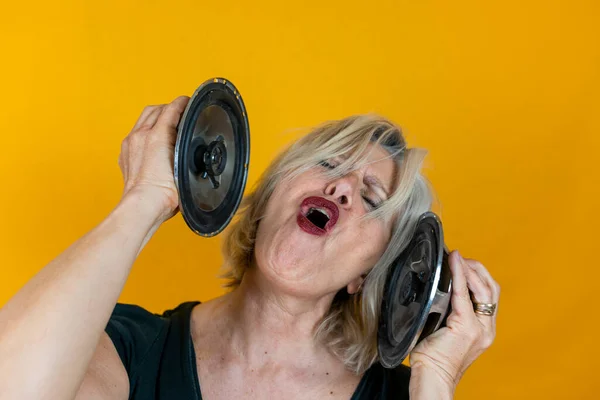 Funny Portrait Mature Woman Beautiful Lady Having Fun Listening Loud — Stock Photo, Image