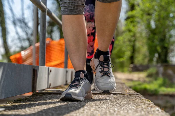 Frauen Laufen Sportkleidung Auf Einer Betonbrücke Gesundes Lifestylekonzept — Stockfoto