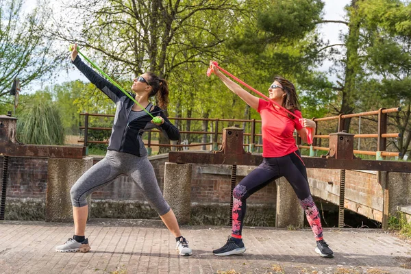 Kadınlar Dışarıda Direniş Bandıyla Egzersiz Yapıyor Sağlıklı Yaşam Tarzı Konsepti — Stok fotoğraf
