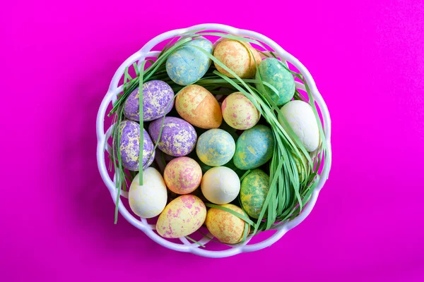 Group Decorative Easter Eggs Basket Fuchsia Background Top View — Stock Photo, Image