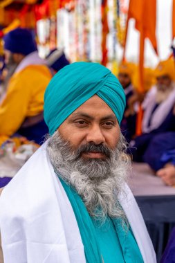 CREMONA, İtalya - Nisan 2022: Cremona 'daki Vaisakhi bahar festivali boyunca Sih tek tanrıcılık dininin olgun adamı. Sih festivali her yıl düzenleniyor..