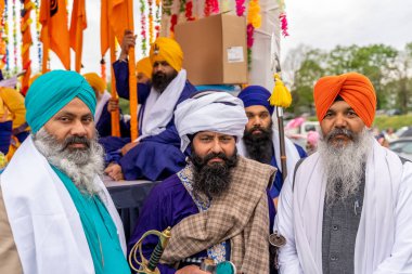 CREMONA, ITALY - Nisan 2022: Cremona 'daki Vaisakhi bahar festivali boyunca Sih tek tanrıcılık dininin olgun erkekleri. Sih festivali her yıl düzenleniyor..