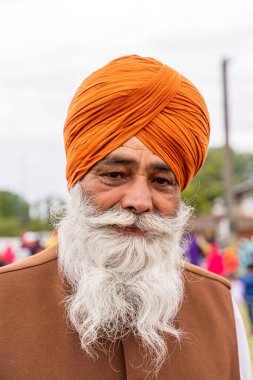 CREMONA, İtalya - Nisan 2022: Cremona 'daki Vaisakhi bahar festivali boyunca Sih tek tanrıcılık dininin olgun adamı. Sih festivali her yıl düzenleniyor..