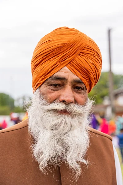 CREMONA, İtalya - Nisan 2022: Cremona 'daki Vaisakhi bahar festivali boyunca Sih tek tanrıcılık dininin olgun adamı. Sih festivali her yıl düzenleniyor..