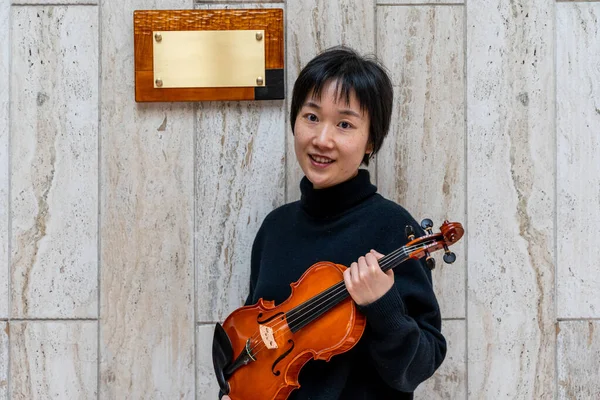 Young Chinese Female Violin Maker Showing Her Freshly Made Violin — Stok fotoğraf