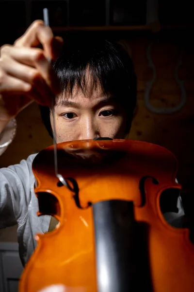 Jeune Violoniste Chinoise Vérifiant Qualité Son Violon Dans Atelier — Photo