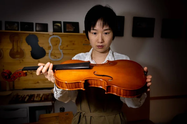 Jeune Violoniste Chinoise Vérifiant Qualité Son Violon Dans Atelier — Photo