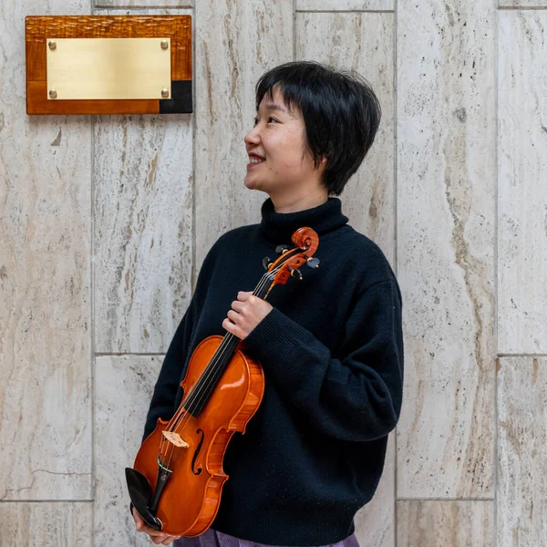 Young Chinese Female Violin Maker Showing Her Freshly Made Violin — Stok fotoğraf