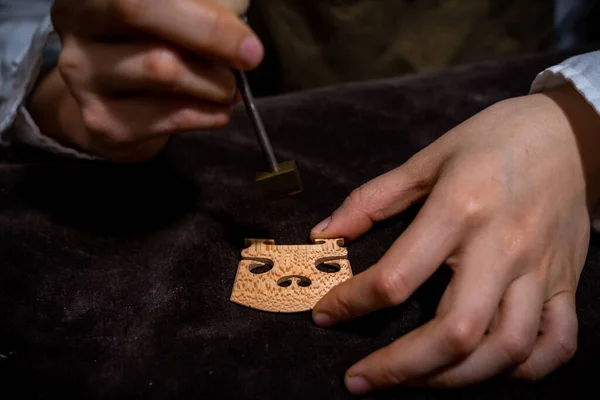 Young Chinese Woman Violin Maker Signs Jumper Her Violin Fire — Stok fotoğraf