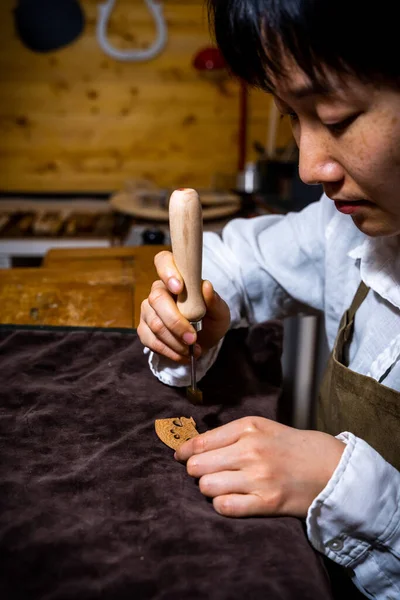 Young Chinese Woman Violin Maker Signs Jumper Her Violin Fire — Stock fotografie