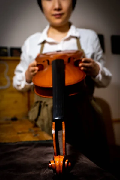 Young Chinese Woman Violin Maker Checking Quality Her Violin Workshop — Stock Photo, Image