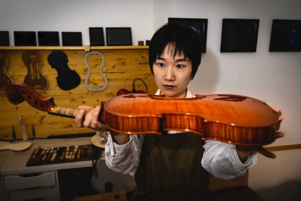 Young Chinese Woman Violin Maker Checking Quality Her Violin Workshop — Stok fotoğraf
