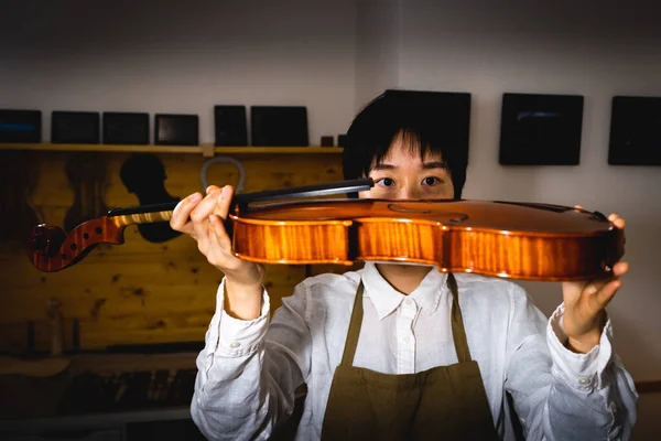 Jeune Violoniste Chinoise Vérifiant Qualité Son Violon Dans Atelier — Photo